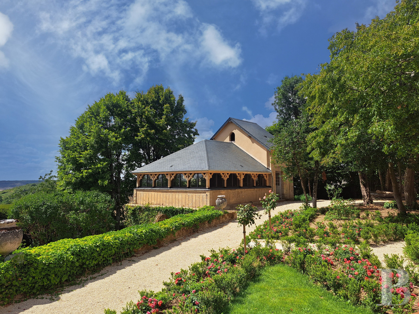 A Burgundian chateau overlooking the Vézelay valley in the heart of the village of Tharoiseau, in Yonne  - photo  n°4