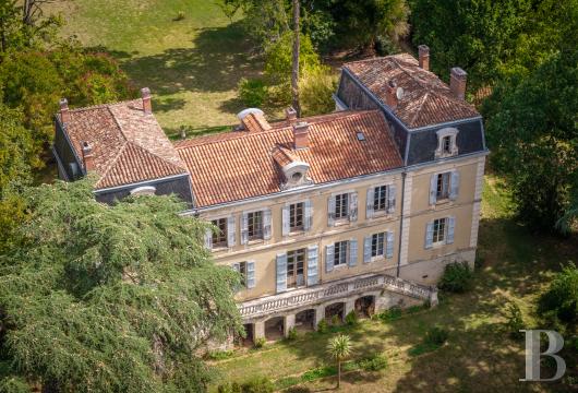 aquitaine - Just outside Agen, a late-19th-century chateau with return wings,  its outbuildings and its 3.5 ha grounds with a lake, on the Canal de Garonne