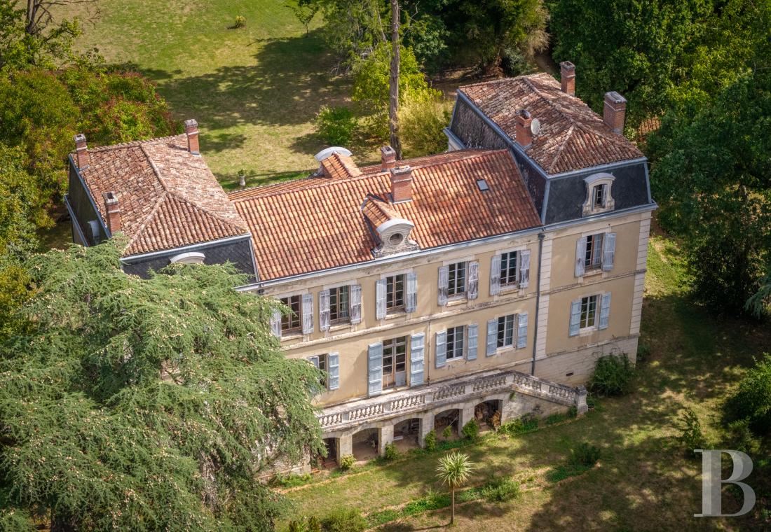 residences & character houses for sale - aquitaine - Aux portes d'Agen, un château de la fin du 19e s. aux ailes en retour,  ses dépendances et son parc de 3,5 ha avec étang au bord du canal de Garonne