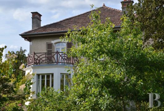 lorraine - Dans les Vosges, à Liffol-le-Grand une villa des années 20 et son jardin paysager