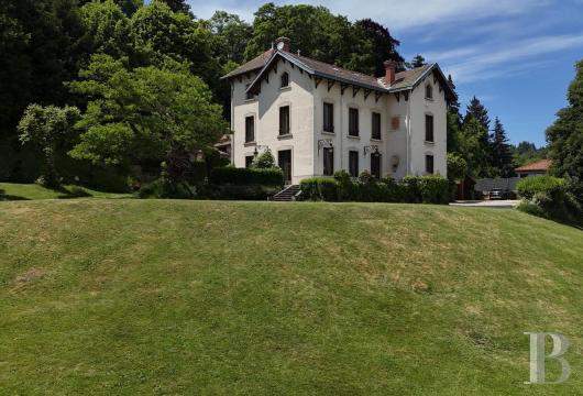 rhones-alps - Dans le Haut-Forez, avec vue sur Saint-Bonnet-le-Château,  une maison de 360 m², avec écurie, paddock et dépendances, dans un parc de 8 800 m²