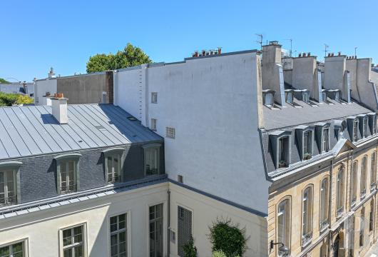 paris - Rue de Varenne, mitoyen de l’hôtel de Matignon,  un atelier d’artiste au dernier étage d’un immeuble de style Directoire