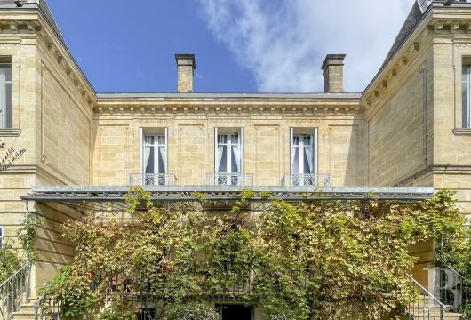 aquitaine - Aux portes de Bordeaux, entre Parc bordelais et Barrière du Médoc, 
 une maison de maître de pierre blonde 
