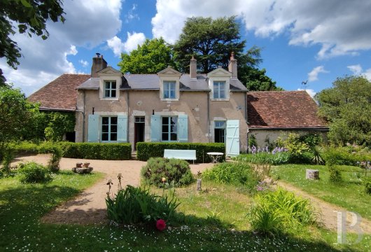 center-val-de-loire - A grand and imposing 18th-century house with convertible outbuildings, in Blois, in the upper part of the royal city with extensive views