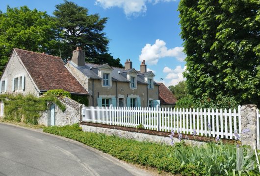 center-val-de-loire - À Blois, sur les hauteurs de la ville royale avec une vue étendue, une maison bourgeoise du 18e s. et ses dépendances aménageables
