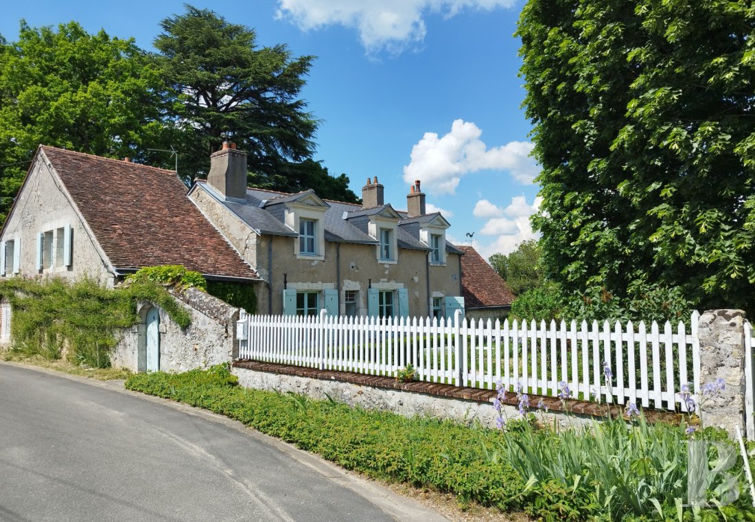 residences & character houses for sale - center-val-de-loire - A grand and imposing 18th-century house with convertible outbuildings, in Blois, in the upper part of the royal city with extensive views
