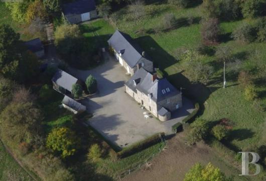 pays-de-loire - En Mayenne, à moins de 5 min du centre de Laval,  un ensemble rural du 17e s. avec près de 4,4 ha de pâturages