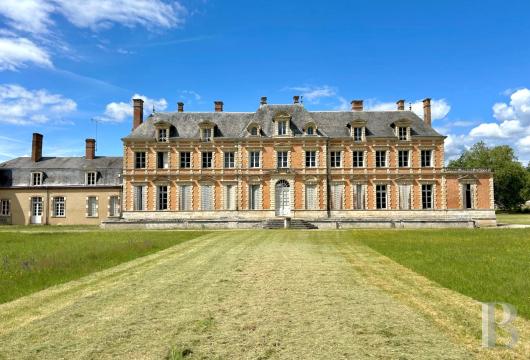 center-val-de-loire - A Louis XIII style chateau to restore, with converted outbuildings, and 350 hectares of land, at the gateway to the Sologne sector, near Orleans