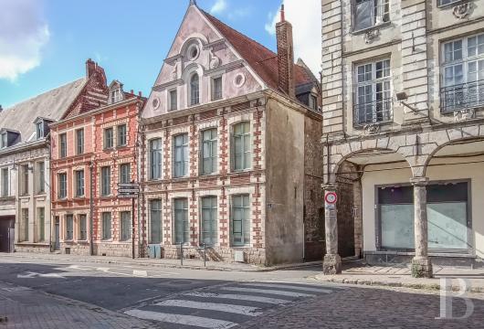 north - Dans le Pas-de-Calais, dans le centre-ville d'Arras, un hôtel particulier, édifié à partir du 16e s. au-dessus de singulières caves voûtées