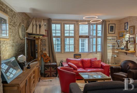 bretagne - À Dinan, dans le centre historique, une maison du 15e s., rénovée, avec sa terrasse et une dépendance