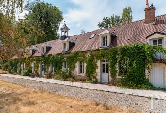 bourgogne - Dans le sud-ouest de la Bourgogne, à 1 h 30 de Paris, un ensemble de bâtiments anciens, dans un parc de 2,5 ha avec pièce d‘eau et piscine