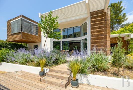 provence-cote-dazur - Aux portes de Cassis, à Roquefort-la-Bédoule, une maison d’architecte contemporaine de quelque 180 m² sur un terrain de plus de 2 500 m² exposé au sud