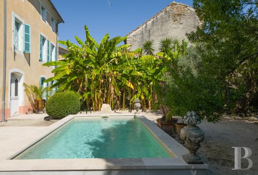 provence-cote-dazur - A Provençal residence with a pool, an ornamental pond and large outhouses, between the old papal city of Avignon and the Gallo-Roman town of Orange