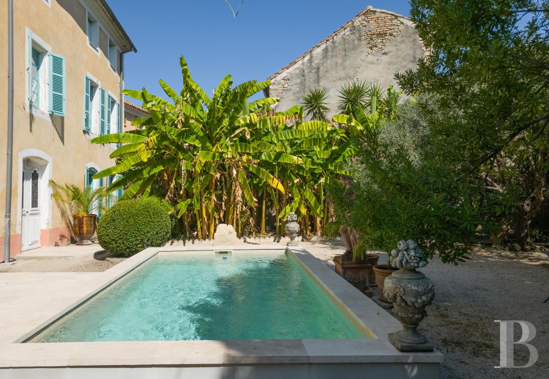 traditional bastide houses for sale - provence-cote-dazur - À mi-chemin entre la ville antique d'Orange et la Cité des Papes,  une demeure bourgeoise provençale, ses bassins d'agrément et ses vastes dépendances