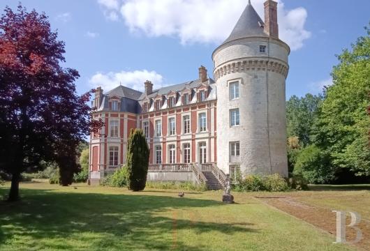 nord-pas-de-calais - En région Hauts-de-France, dans l'Artois, un château et sa tour médiévale, dans 4 ha de parc, étang et rivière