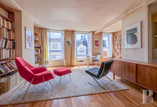 paris - Dans le haut-Marais, rue de Poitou, un appartement traversant, au 5e étage, à rénover, dans un immeuble 18e s.
