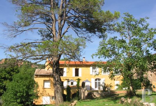 languedoc-roussillon - Dans le Faugérois, à 30 min de Béziers, au centre de l'Hérault, un domaine œnotouristique de 21 ha avec maison de maître du 17e s., chai et dépendances