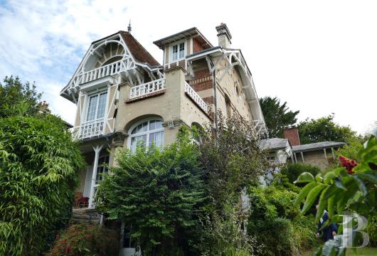 haute-normandie - À deux pas du Havre, sur les hauteurs de Sainte-Adresse, une villa de style anglo-normand et son jardin luxuriant