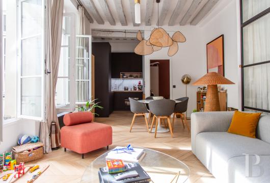 paris - Dans un immeuble du 17e s. au sein de l'île Saint-Louis, un appartement de 57,5 m², rénové, aux amples volumes 
