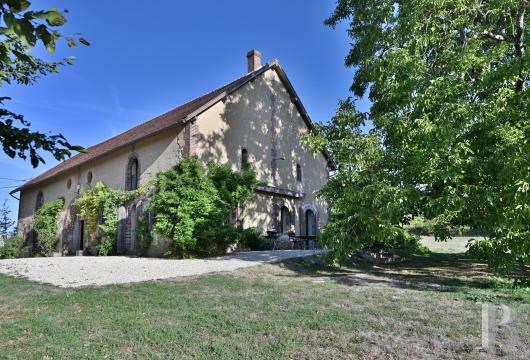 burgundy - A country residence with generous volumes and a pottery workshop, encircled by parkland with panoramic views, 1 hour 30 minutes from Paris, in Burgundy