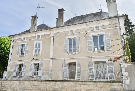 burgundy - À 2 h de Paris, en Bourgogne, une demeure de maître à restaurer, entourée d'un parc d'agrément, d'un pigeonnier et d'une dépendance singulière