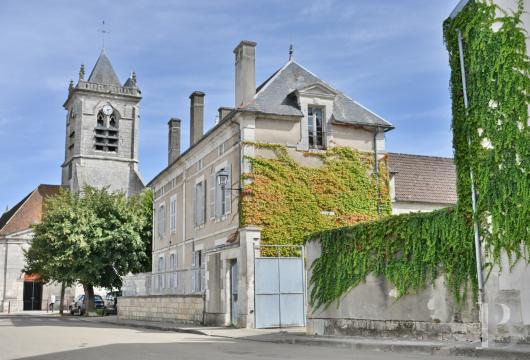 bourgogne - À 2 h de Paris, en Bourgogne, une demeure de maître à restaurer, entourée d'un parc d'agrément, d'un pigeonnier et d'une dépendance singulière