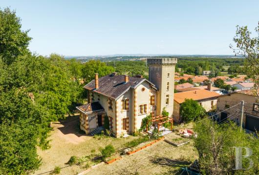 rhones-alpes - À proximité de Roanne,  une maison de maître et sa tour, une dépendance louée, sur un terrain de 2 334 m² 