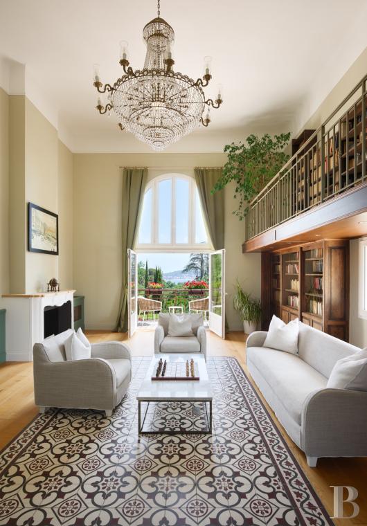 A renovated farmhouse surrounded by extensive grounds leading down to the sea, between Toulon and Hyères on the Var coast - photo  n°8