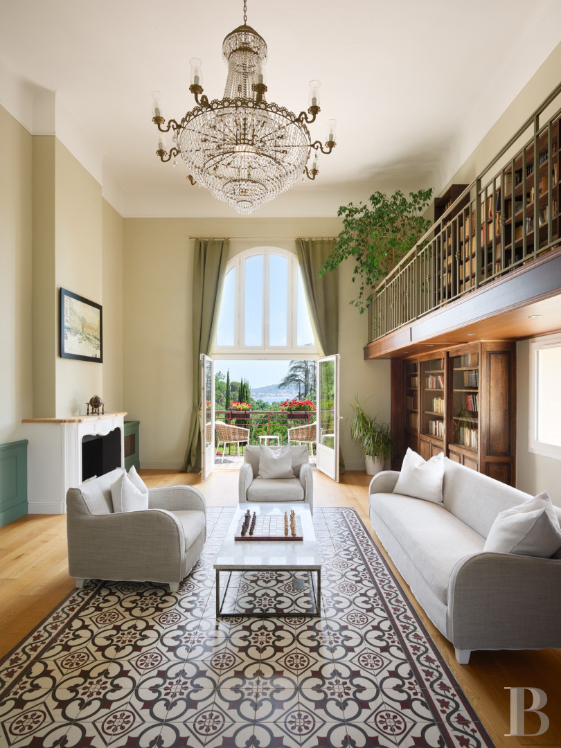 A renovated farmhouse surrounded by extensive grounds leading down to the sea, between Toulon and Hyères on the Var coast - photo  n°8