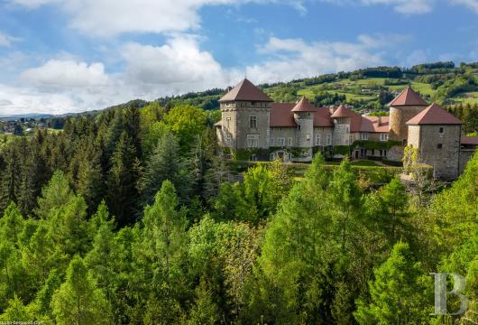 En Haute-Savoie, non loin d’Annecy, un château millénaire transformé en hôtel de haut niveau - photo  n°2
