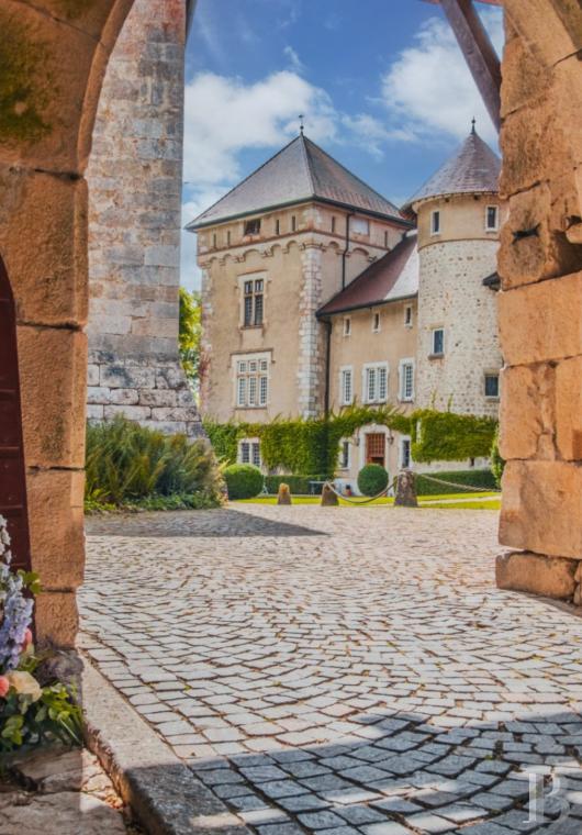 En Haute-Savoie, non loin d’Annecy, un château millénaire transformé en hôtel de haut niveau - photo  n°4