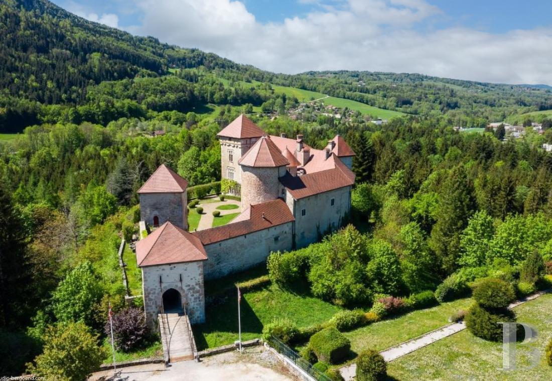 En Haute-Savoie, non loin d’Annecy, un château millénaire transformé en hôtel de haut niveau - photo  n°5