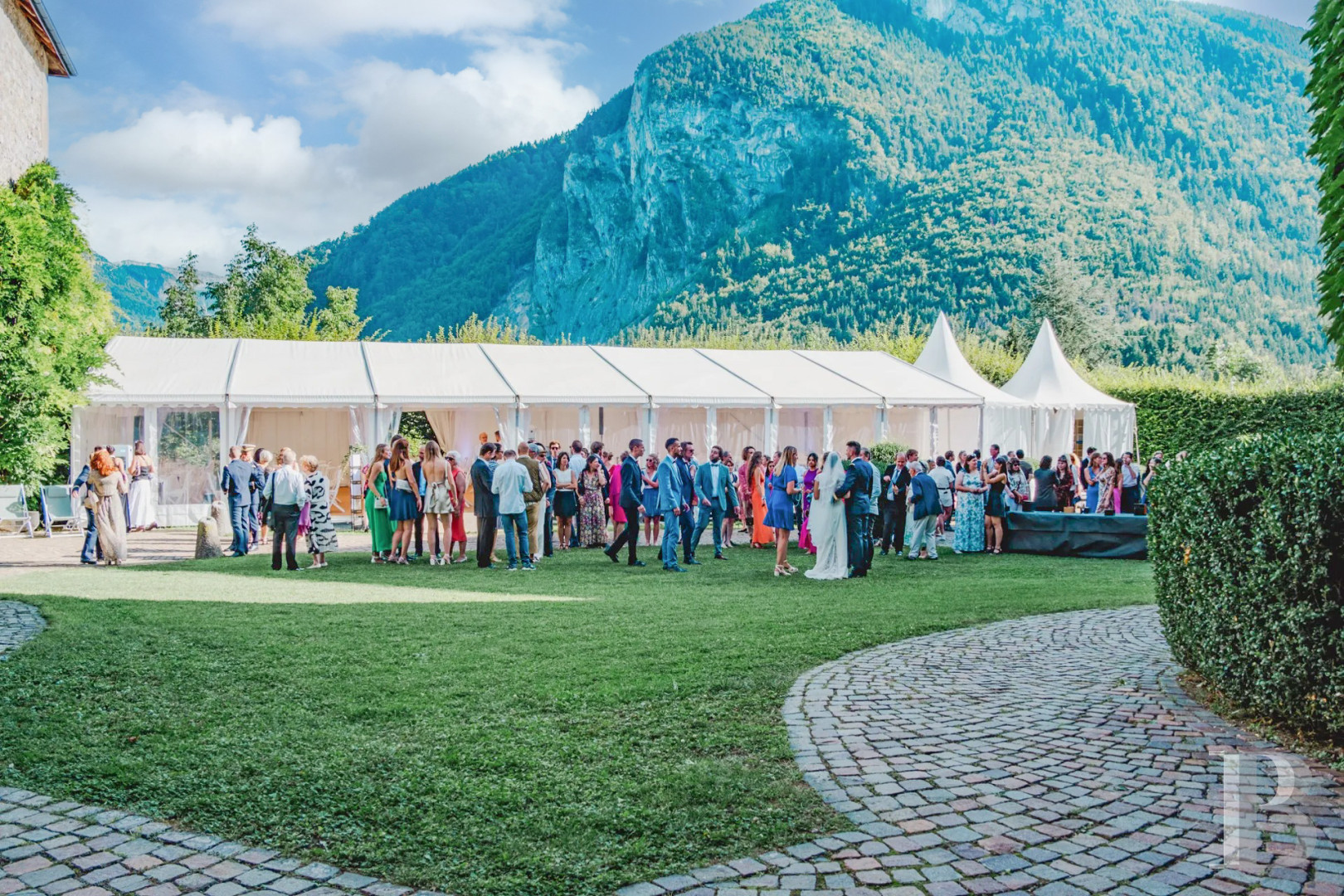 En Haute-Savoie, non loin d’Annecy, un château millénaire transformé en hôtel de haut niveau - photo  n°8