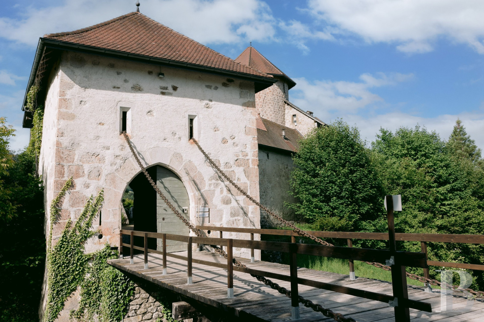 En Haute-Savoie, non loin d’Annecy, un château millénaire transformé en hôtel de haut niveau - photo  n°3