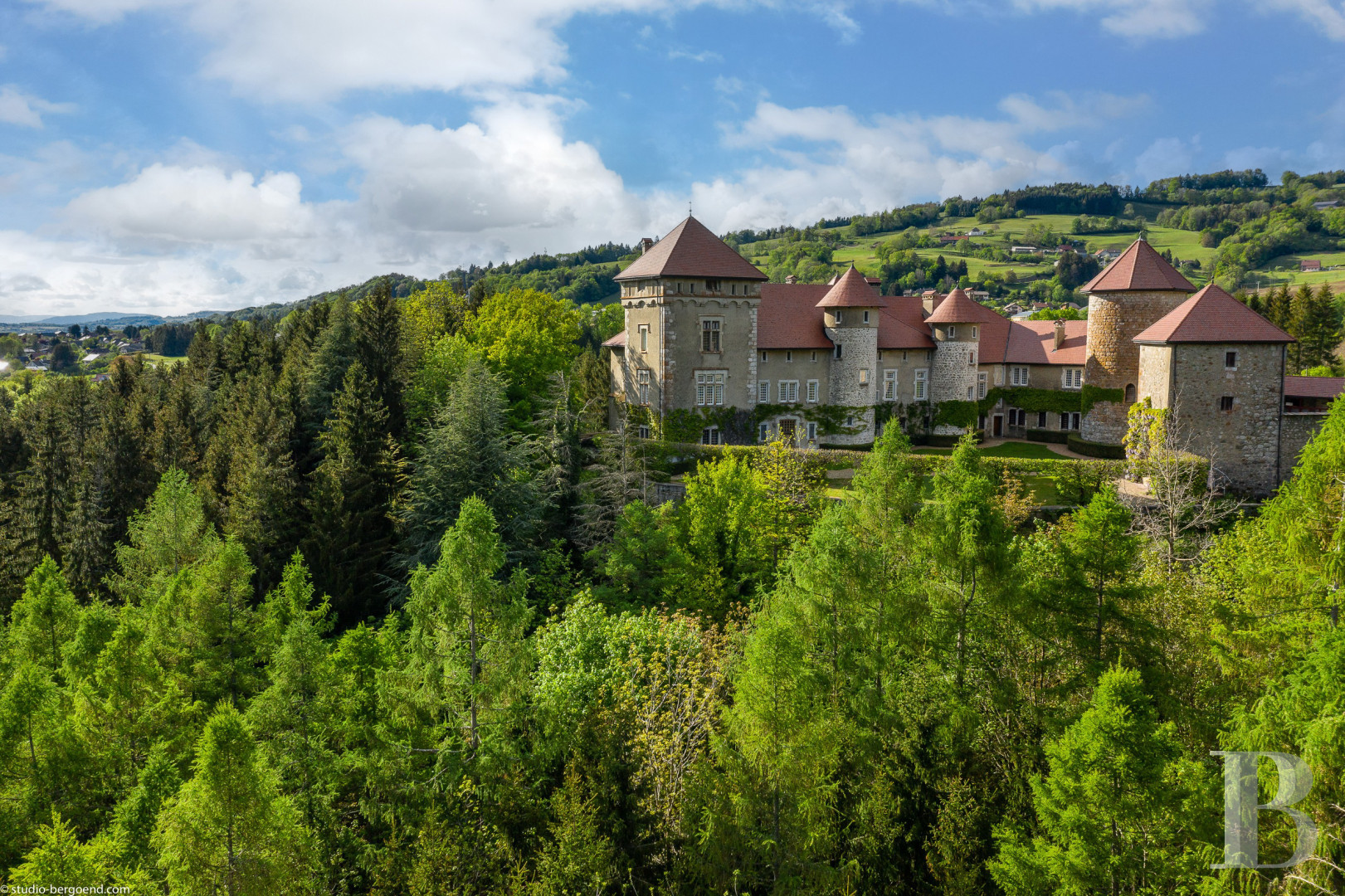 En Haute-Savoie, non loin d’Annecy, un château millénaire transformé en hôtel de haut niveau - photo  n°2