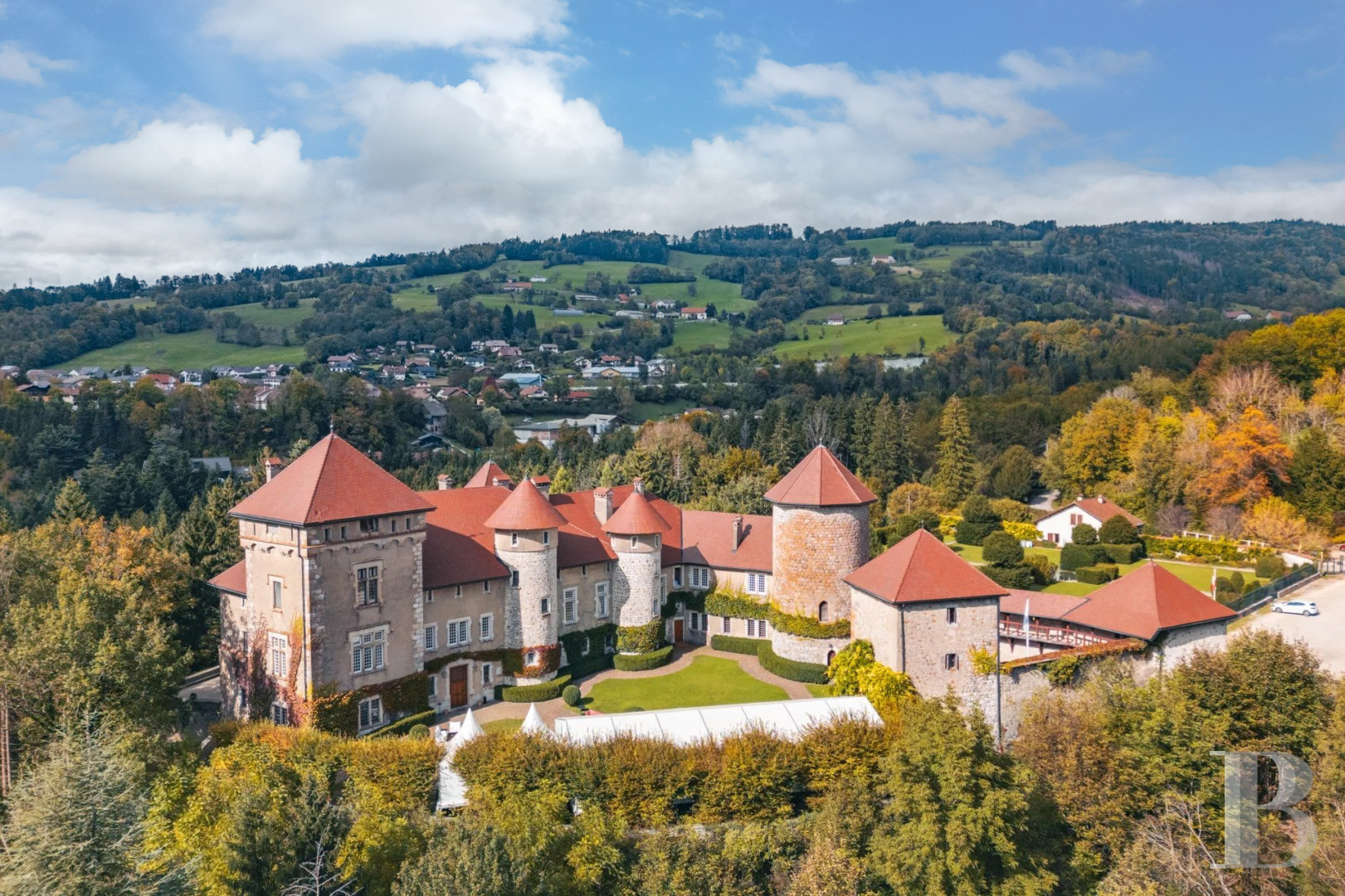 En Haute-Savoie, non loin d’Annecy, un château millénaire transformé en hôtel de haut niveau - photo  n°1