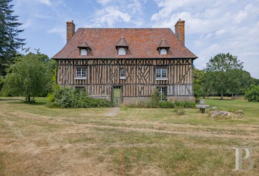 haute-normandie - Dans le pays d’Ouche, au sud-ouest de l’Eure, une ferme du 17e s., son manoir, ses dépendances et près de 40 ha de terres