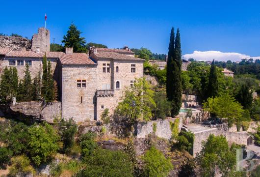 rhones-alps - En Ardèche, aux portes d’Aubenas, 
 un château de caractère, ses trois gîtes et sa piscine 