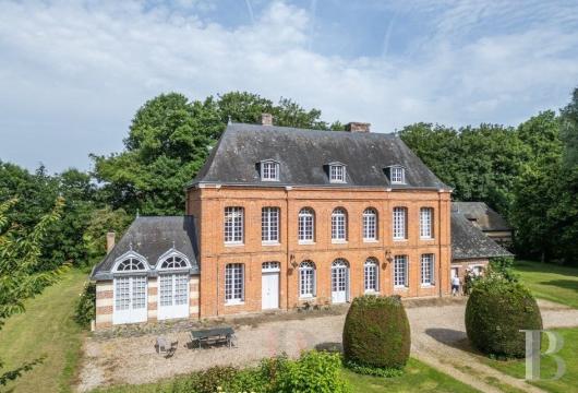 haute-normandie - Dans le pays de Caux, à 35 min au nord de Rouen, un manoir fin 17e s. avec dépendances, dans un parc de près de 3 ha