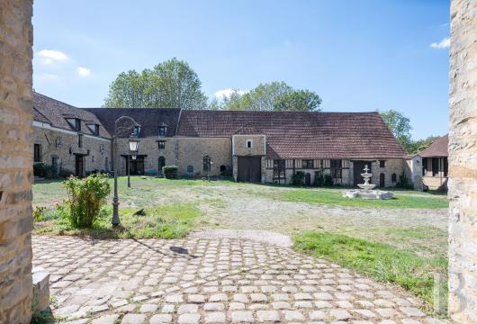 ile-de-france - En Seine-et-Marne, non loin de Paris, une ancienne ferme seigneuriale  avec maison indépendante, écuries et pâtures
