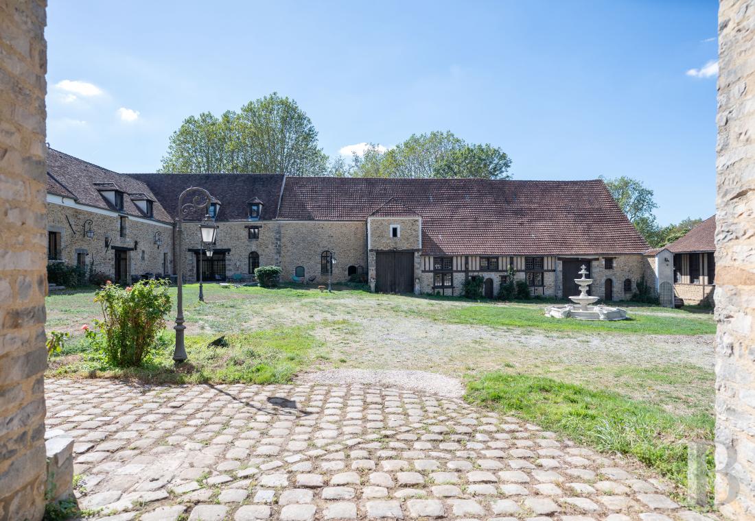 residences & character houses for sale - ile-de-france - A former fiefdom farm, with a separate house, stables and pastureland, in the Seine-et-Marne area, not far from Paris