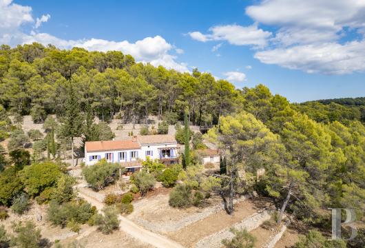 provence-cote-dazur - À Cabasse, dans la Provence verte, une maison de campagne avec vue sur le relief
 et son logement pour amis, au calme absolu, sur un terrain de 3,5 ha
