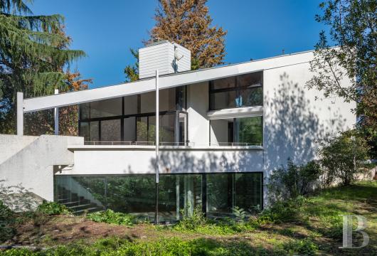 aquitaine - Sur les hauteurs de Bouliac, à 10 min de Bordeaux,  une maison moderniste des années 1970 signée Michel Sadirac, dans un parc arboré