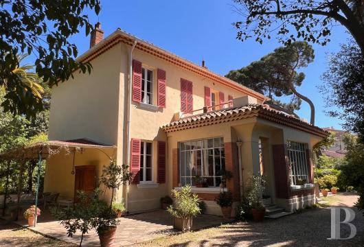 paca - Au Pradet, proche des plages et des commerces à pied, une bastide du 19e s. au cœur de 2 500 m² de parc aux pins et palmiers centenaires