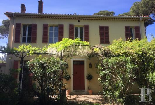 paca - Au Pradet, proche des plages et des commerces à pied, une bastide du 19e s. au cœur de 2 500 m² de parc aux pins et palmiers centenaires