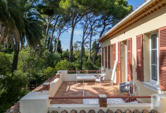 provence-cote-dazur - A 19th-century country house in 2,500-m² grounds with 100-year-old pines and palms, in Le Pradet, near to the beaches and shops on foot
