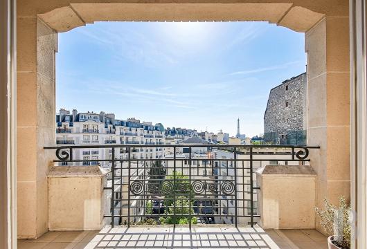 paris - À la Muette, au fond d’une allée privée bordée de tilleuls,
 un vaste et lumineux appartement bénéficiant d’une vue dégagée