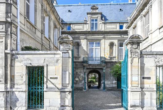 picardy - Dans l'Aisne, à Soissons, un hôtel particulier du 19e s.  de près de 730 m², aux multiples possibles 