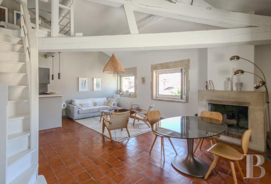 provence-cote-dazur - In Marseille's historic heart, on the Vieux-Port, a light-filled, fully renovated two-floor apartment with its rooftop terrace