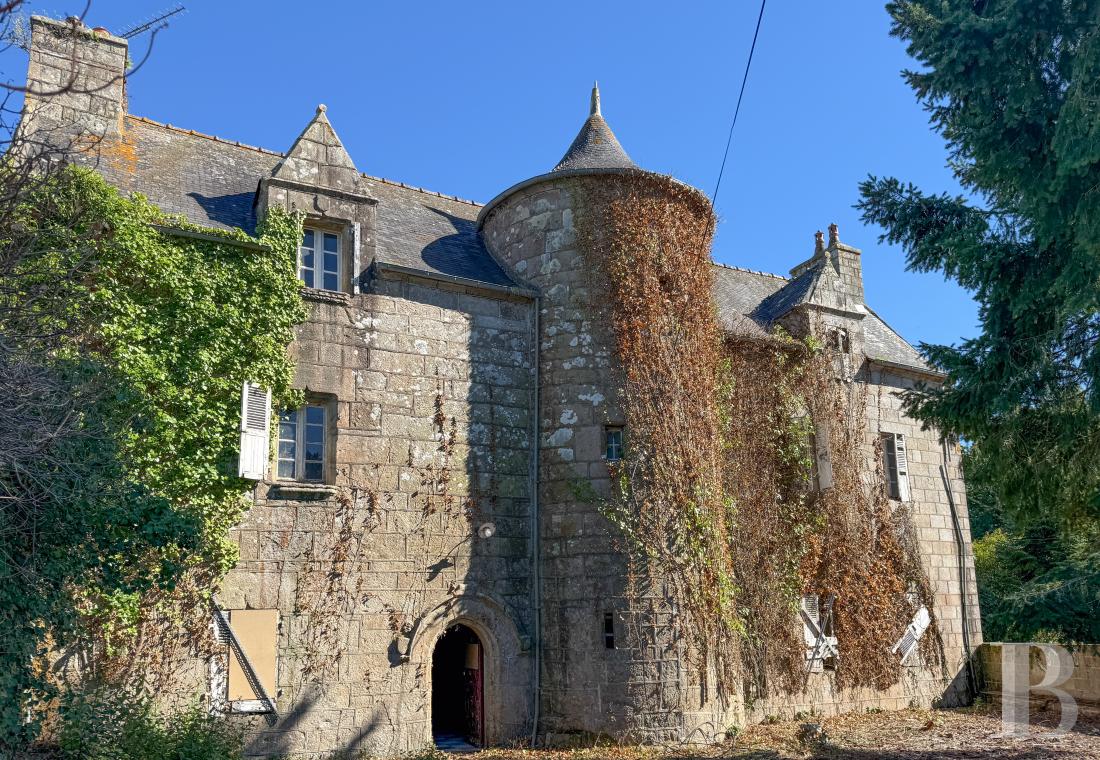 Manors for sale - brittany - Dans la vallée du Léguer, entre Trégor intérieur et Côte de Granit Rose, un manoir de village du 16e s., ses dépendances et son jardin clos